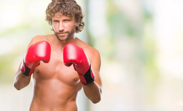 Knappe Hispanic Bokser Man Dragen Van Bokshandschoenen Geïsoleerde Achtergrond Scepticus — Stockfoto