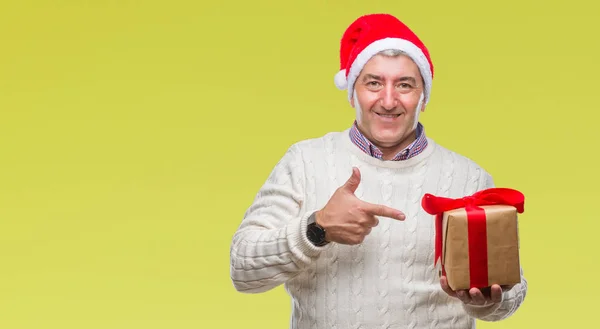 Hombre Mayor Guapo Usando Sombrero Navidad Sosteniendo Regalo Sobre Fondo — Foto de Stock