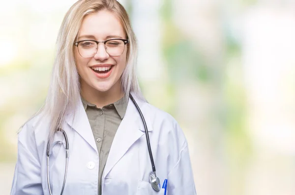 Joven Doctora Rubia Sobre Fondo Aislado Guiñando Ojo Mirando Cámara — Foto de Stock