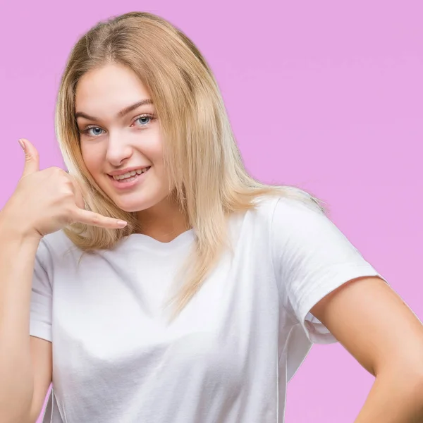 Giovane Donna Caucasica Sfondo Isolato Sorridente Facendo Gesto Telefonico Con — Foto Stock