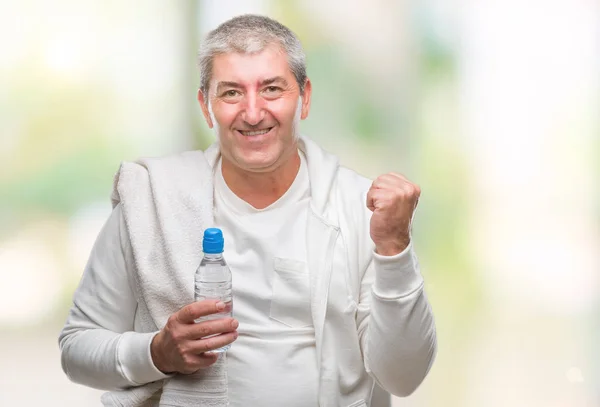 Hombre Mayor Guapo Entrenamiento Sosteniendo Toalla Botella Agua Sobre Fondo — Foto de Stock