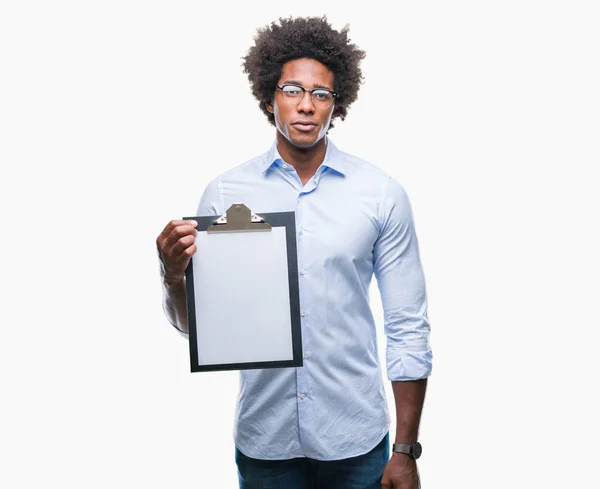 Hombre Afroamericano Sosteniendo Portapapeles Sobre Fondo Aislado Con Una Expresión —  Fotos de Stock