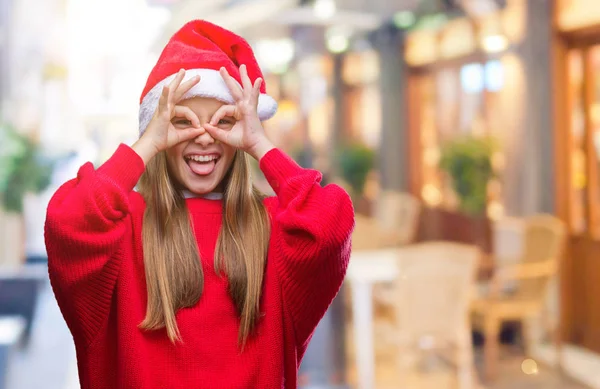 Όμορφη Κοπέλα Φορώντας Καπέλο Χριστουγέννων Πάνω Από Απομονωμένες Φόντο Κάνει — Φωτογραφία Αρχείου