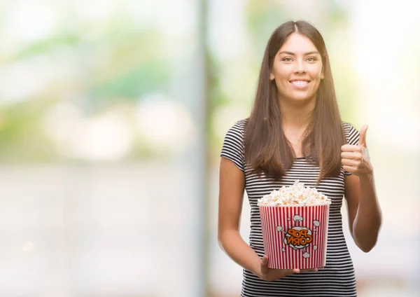 Junge Schöne Hispanische Popcorn Essen Glücklich Mit Großem Lächeln Tun — Stockfoto
