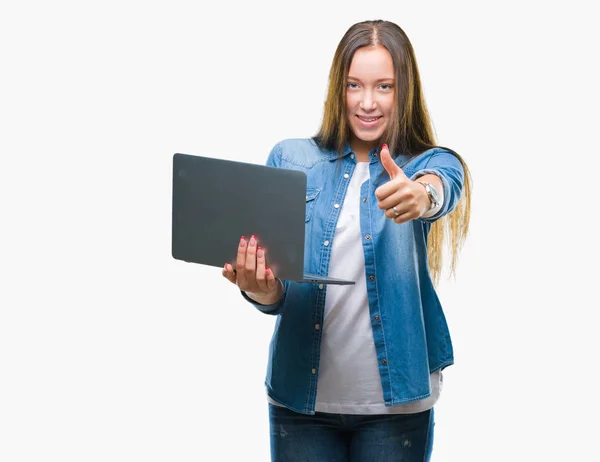 Jonge Kaukasische Vrouw Laptop Geïsoleerde Achtergrond Blij Met Grote Glimlach — Stockfoto