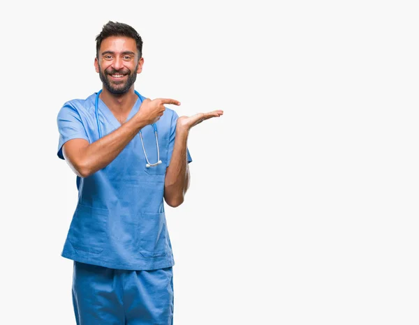 Volwassen Hispanic Dokter Chirurg Man Geïsoleerde Achtergrond Verbaasd Lachend Naar — Stockfoto