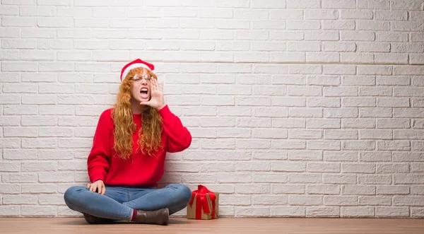 Junge Rothaarige Frau Die Über Backsteinmauern Sitzt Weihnachtsmütze Trägt Und — Stockfoto