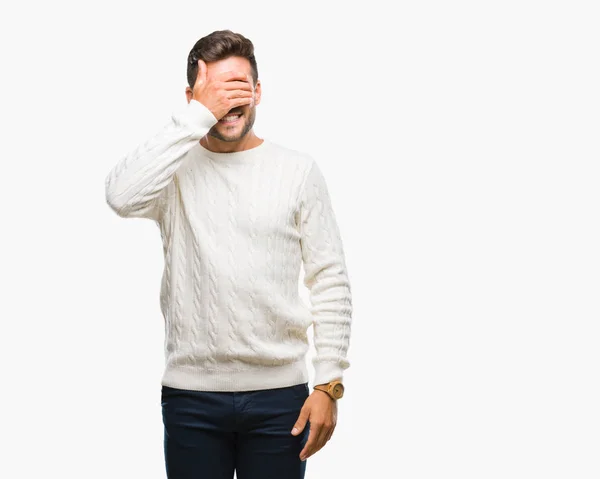 잘생긴 젊은이 놀람에 얼굴에 손으로 스웨터를 — 스톡 사진