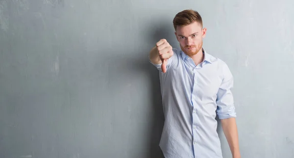 Jonge Roodharige Zakenman Grijs Grunge Muur Zoek Ongelukkig Boos Tonen — Stockfoto