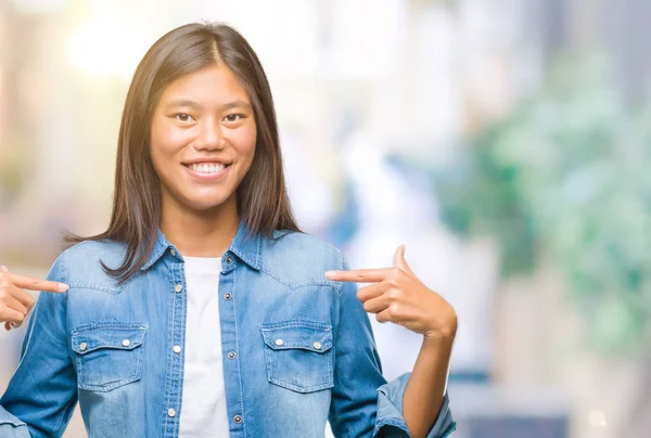 Jovem Mulher Asiática Sobre Fundo Isolado Olhando Confiante Com Sorriso — Fotografia de Stock