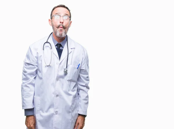 中年先輩の白髪医師男は唇 狂気とコミカルなジェスチャーで医療制服分離背景作る魚の顔を身に着けています 面白い表現 — ストック写真