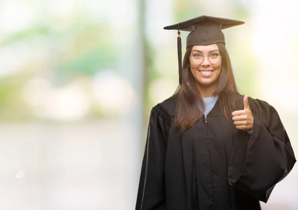 Ung Spansktalande Kvinna Som Bär Examen Cap Och Uniform Gör — Stockfoto