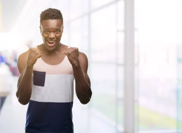 Молодий Афроамериканець Людиною Кричали Гордий Святкування Перемоги Успіх Дуже Схвильований — стокове фото