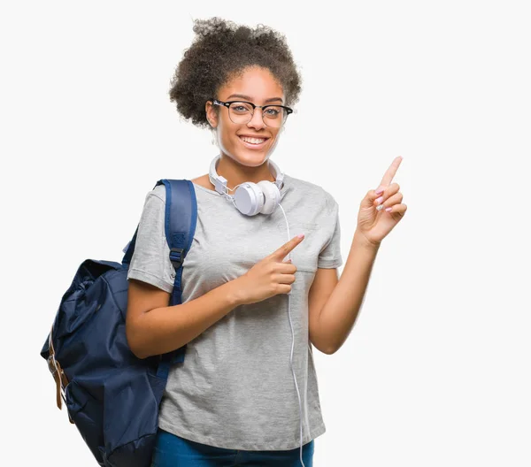 Jovem Estudante Afro Americana Usando Fones Ouvido Mochila Sobre Fundo — Fotografia de Stock