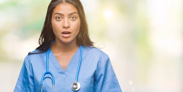 年轻的阿拉伯医生外科医生妇女在孤立的背景害怕和震惊的惊讶的表情 恐惧和兴奋的脸 — 图库照片