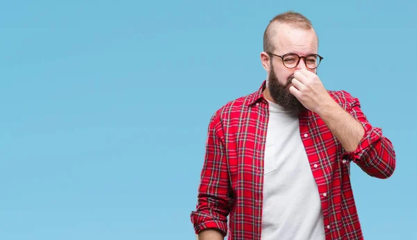 Giovane Hipster Caucasico Che Indossa Occhiali Sfondo Isolato Che Odora — Foto Stock