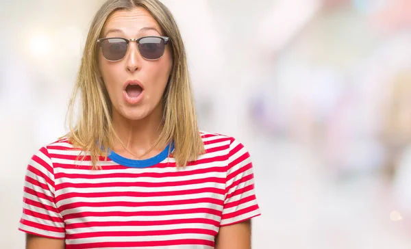 Mujer Hermosa Joven Con Gafas Sol Sobre Fondo Aislado Miedo —  Fotos de Stock