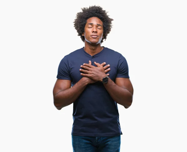 非裔美国人在孤立的背景下微笑着双手在胸前闭上眼睛和感激的姿态在脸上 健康理念 — 图库照片