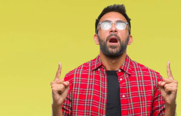 Erwachsener Hispanischer Mann Mit Brille Über Isoliertem Hintergrund Erstaunt Und — Stockfoto