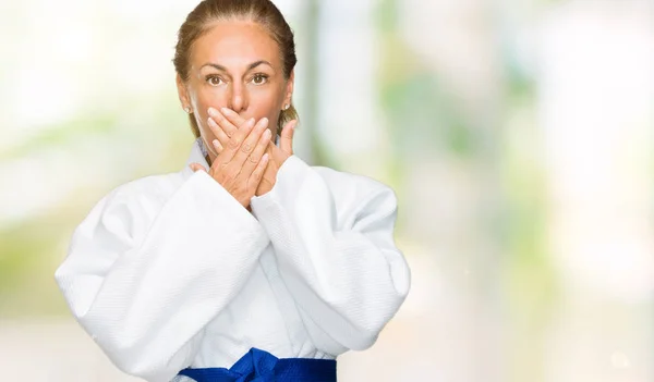 Mujer Adulta Mediana Edad Que Llevaba Uniforme Kimono Karate Sobre —  Fotos de Stock
