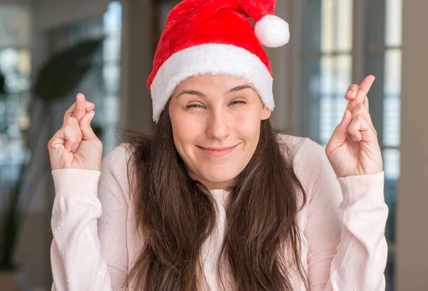 Krásná Mladá Žena Nosí Santa Claus Klobouk Doma Úsměvem Přechod — Stock fotografie