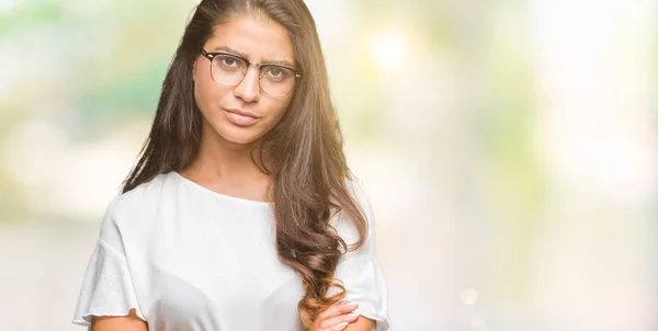 Joven Mujer Árabe Hermosa Con Gafas Sobre Fondo Aislado Escéptico — Foto de Stock