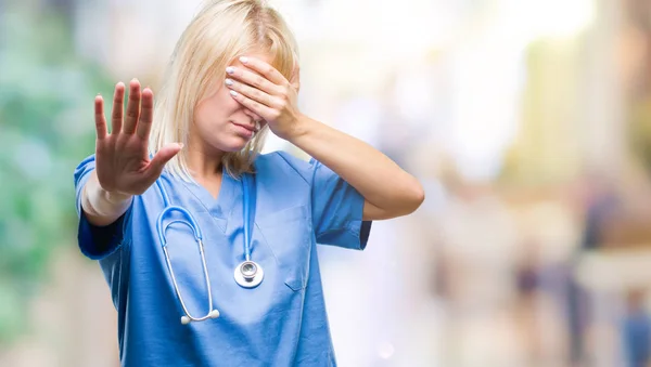 Unga Vackra Blonde Läkare Kvinna Bär Medicinsk Uniform Över Isolerade — Stockfoto