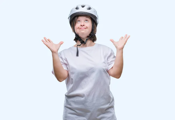 Молодая Женщина Велосипедистка Синдромом Дауна Защитном Шлеме Изолированном Фоне Сумасшедшая — стоковое фото