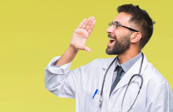 Médico Hispano Adulto Sobre Fondo Aislado Gritando Gritando Fuerte Lado — Foto de Stock