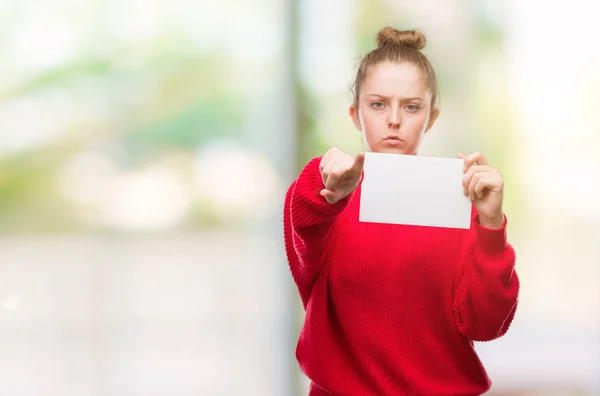 Jonge Blonde Vrouw Houden Reclame Banner Wijzen Met Vinger Naar — Stockfoto