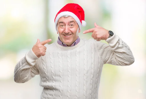 ハンサムな年配の男性が自信を示すと指歯と口を指して笑って孤立の背景にクリスマス帽子をかぶっています 健康の概念 — ストック写真