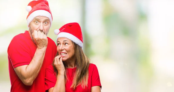 Coppia Ispanica Mezza Età Che Indossa Cappello Natale Sfondo Isolato — Foto Stock