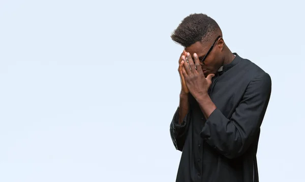Młody Kapłan African American Mężczyzna Białym Tle Smutny Wyrażenie Obejmujące — Zdjęcie stockowe