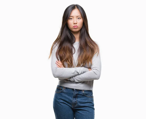 懐疑的な孤立した背景と組んだ腕で顔の神経 不賛成式若いアジア女性 否定的な人 — ストック写真