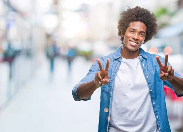 Afro Amerikaanse Man Geïsoleerde Achtergrond Glimlachend Zoek Naar Camera Vingers — Stockfoto