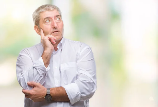 Bello Uomo Anziano Sfondo Isolato Con Mano Sul Mento Pensando — Foto Stock