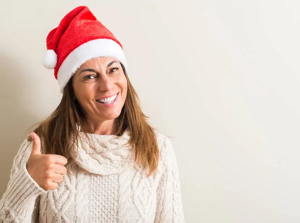 Středního Věku Žena Nosí Vánoční Čepice Santa Claus Spokojený Velkým — Stock fotografie