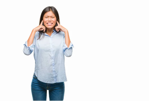 Jeune Femme Affaires Asiatique Sur Fond Isolé Couvrant Les Oreilles — Photo