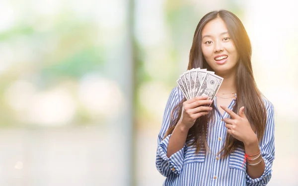 Jovem Mulher Asiática Segurando Dólares Sobre Fundo Isolado Muito Feliz — Fotografia de Stock