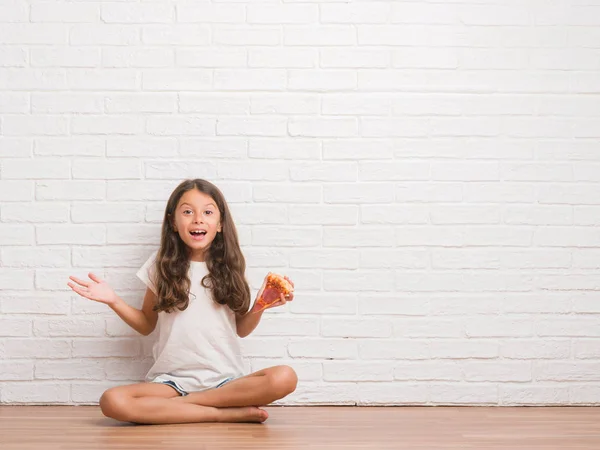Jonge Latino Jongen Zittend Vloer Witte Bakstenen Muur Eten Pizza — Stockfoto