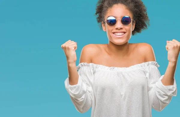 Mujer Afroamericana Joven Con Gafas Sol Sobre Fondo Aislado Celebrando — Foto de Stock