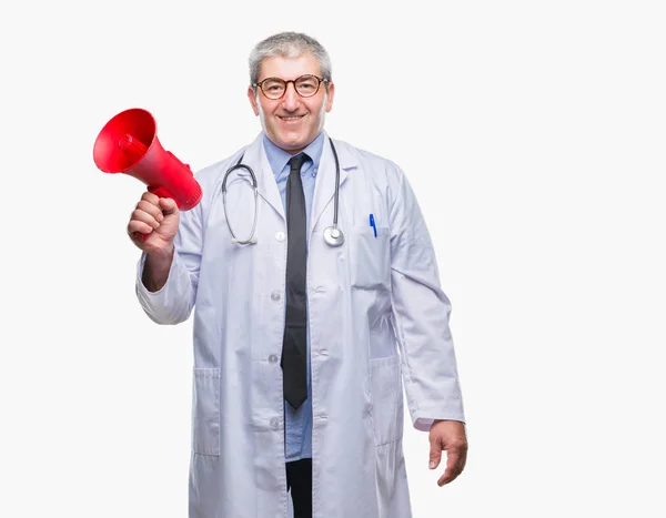 Bonito Médico Sênior Homem Gritando Através Megafone Sobre Fundo Isolado — Fotografia de Stock