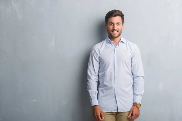 Przystojny Młody Biznes Człowiek Szary Mur Elegancki Koszulkę Szczęśliwy Chłodnym — Zdjęcie stockowe