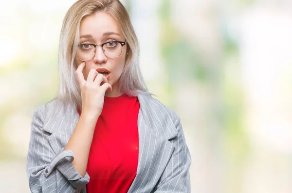 Jonge Blonde Zakenvrouw Mode Jas Dragen Geïsoleerde Achtergrond Zoek Gestresst — Stockfoto