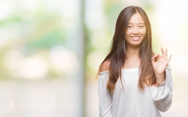 Gülümseyen Izole Arka Plan Üzerinde Genç Asyalı Kadın Parmaklar Işaretiyle — Stok fotoğraf