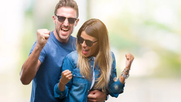 Jeune Couple Amoureux Portant Des Lunettes Soleil Sur Fond Isolé — Photo