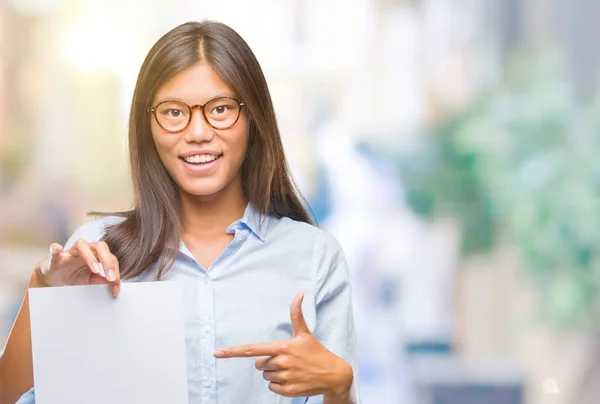 Junge Asiatin Über Isoliertem Hintergrund Mit Leerem Papier Sehr Glücklich — Stockfoto