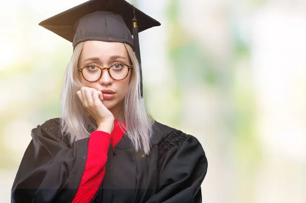 Mujer Rubia Joven Con Uniforme Graduado Sobre Fondo Aislado Mirando —  Fotos de Stock