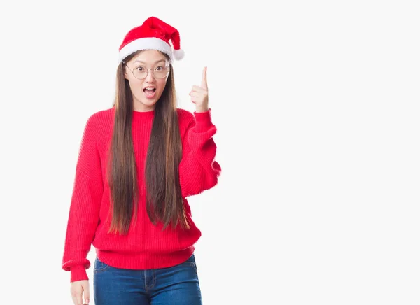 Jovem Chinesa Sobre Fundo Isolado Vestindo Chapéu Natal Apontando Dedo — Fotografia de Stock