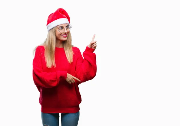 Jovem Mulher Loira Bonita Usando Chapéu Natal Sobre Fundo Isolado — Fotografia de Stock